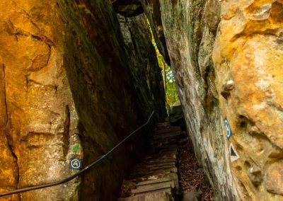 Eine Treppe durch die Jahrhunderte in der Teufelsschlucht - Naturpark Delux © Felsenland Südeifel Tourismus GmbH (Foto: Dominik Ketz) | Eifelhöfe - Urlaub auf dem Bauernhof - Landurlaub in der Eifel