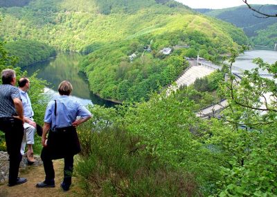 Die imposante Urfttalsperre staut den Fluss Urft zum Urftstausee - die älteste Talsperre in Eifel | Eifelhöfe - Urlaub auf dem Bauernhof